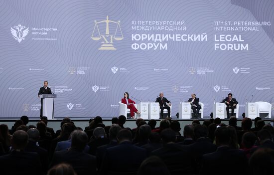 Зампред Совбеза РФ Д. Медведев принял участие в ХI Петербургском международном юридическом форуме