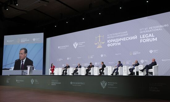 Зампред Совбеза РФ Д. Медведев принял участие в ХI Петербургском международном юридическом форуме