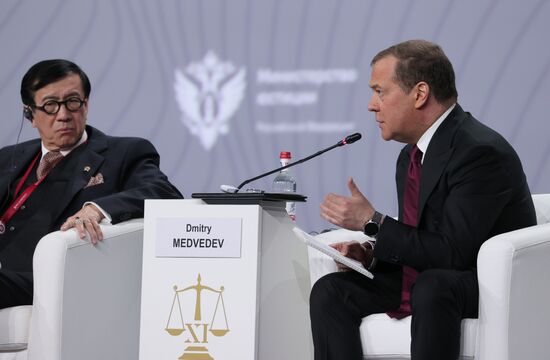 Зампред Совбеза РФ Д. Медведев принял участие в ХI Петербургском международном юридическом форуме