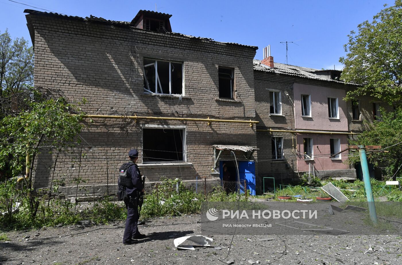 Последствия обстрела жилого квартала в Луганске