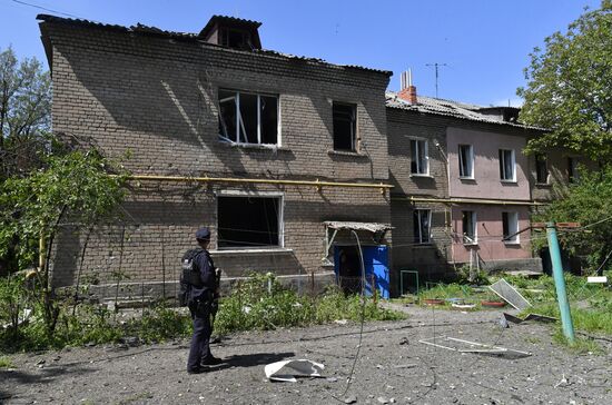 Последствия обстрела жилого квартала в Луганске