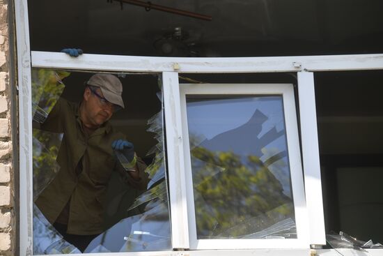 Последствия обстрела жилого квартала в Луганске