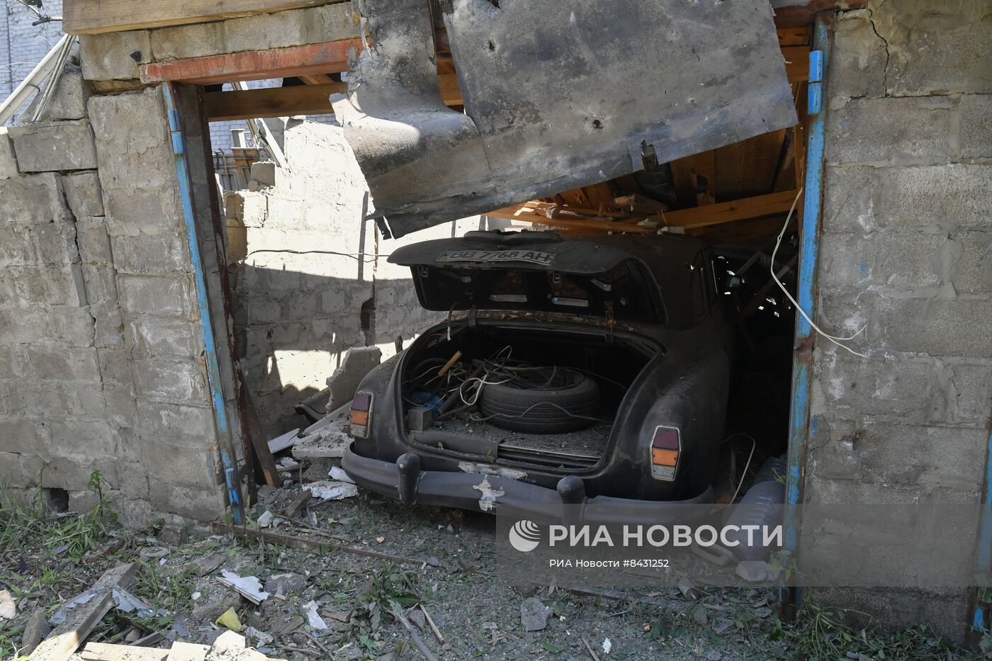 Последствия обстрела жилого квартала в Луганске