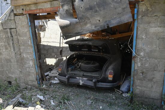 Последствия обстрела жилого квартала в Луганске