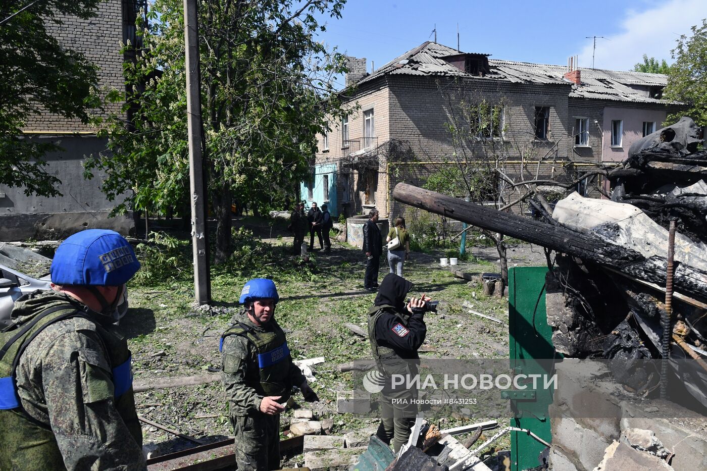 Последствия обстрела жилого квартала в Луганске