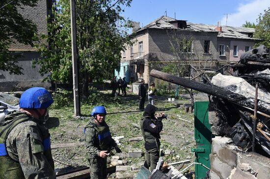 Последствия обстрела жилого квартала в Луганске