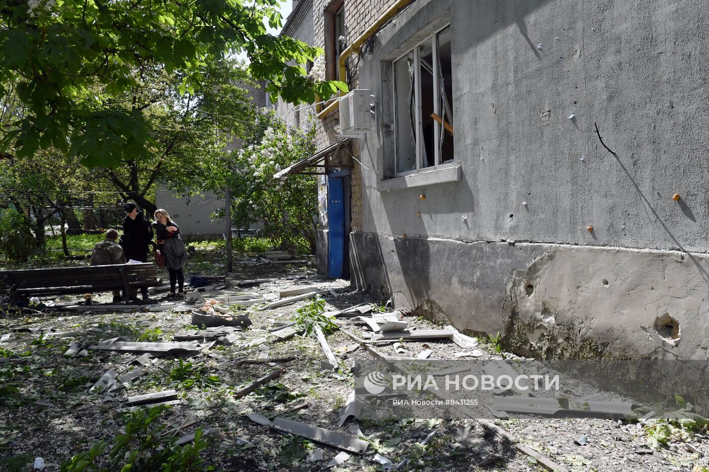Последствия обстрела жилого квартала в Луганске