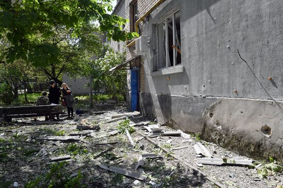 Последствия обстрела жилого квартала в Луганске