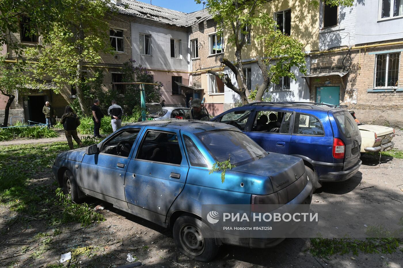 Последствия обстрела жилого квартала в Луганске