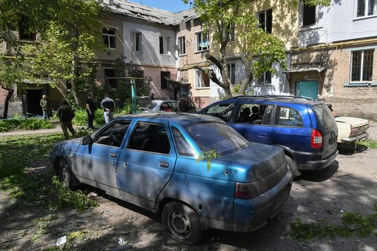 Последствия обстрела жилого квартала в Луганске