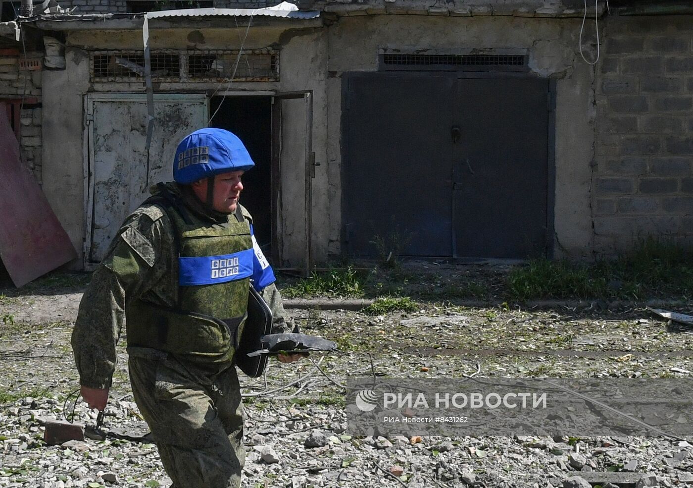 Последствия обстрела жилого квартала в Луганске