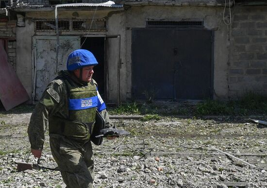 Последствия обстрела жилого квартала в Луганске