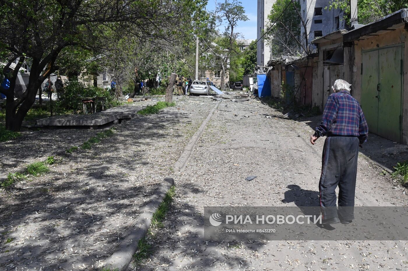 Последствия обстрела жилого квартала в Луганске