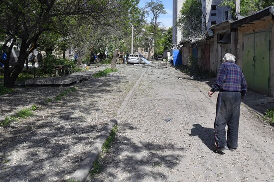 Последствия обстрела жилого квартала в Луганске