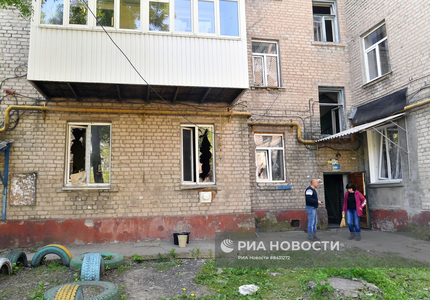 Последствия обстрела жилого квартала в Луганске