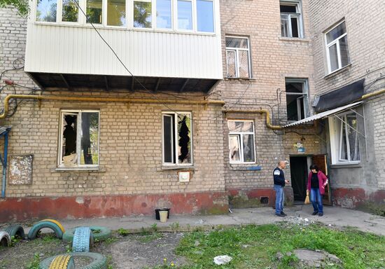 Последствия обстрела жилого квартала в Луганске
