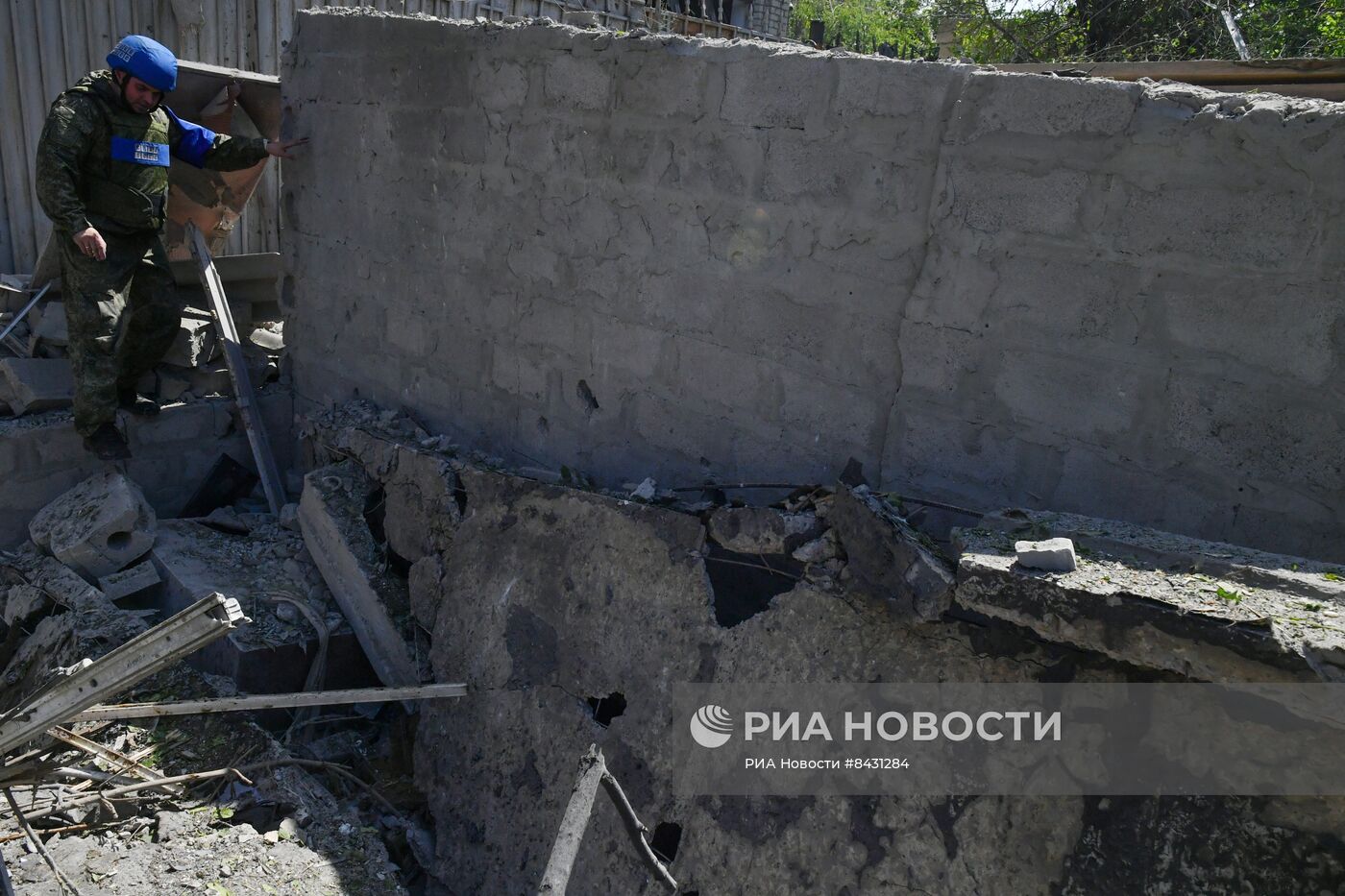 Последствия обстрела жилого квартала в Луганске