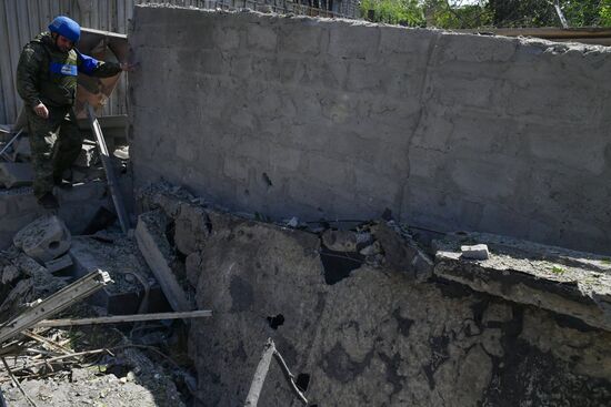 Последствия обстрела жилого квартала в Луганске