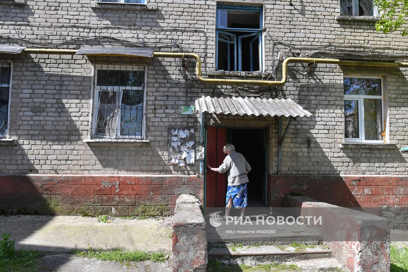 Последствия обстрела жилого квартала в Луганске