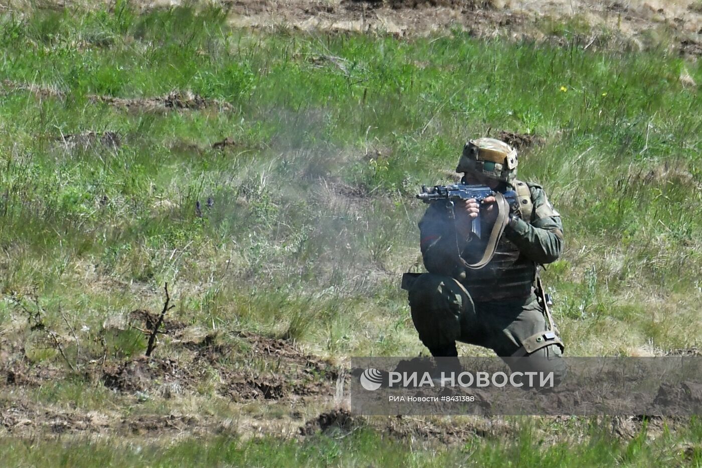 Учение штурмовых групп на полигоне в ЛНР