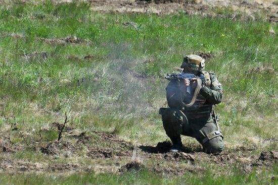 Учение штурмовых групп на полигоне в ЛНР