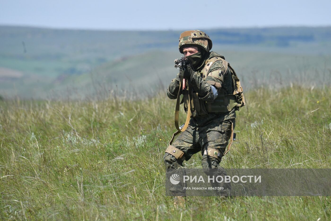 Учение штурмовых групп на полигоне в ЛНР