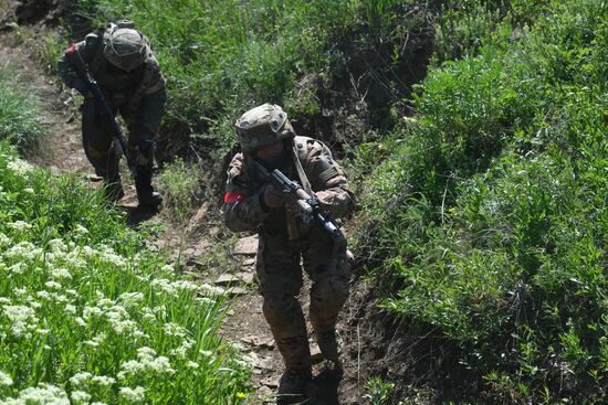 Учение штурмовых групп на полигоне в ЛНР