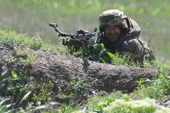 Учение штурмовых групп на полигоне в ЛНР