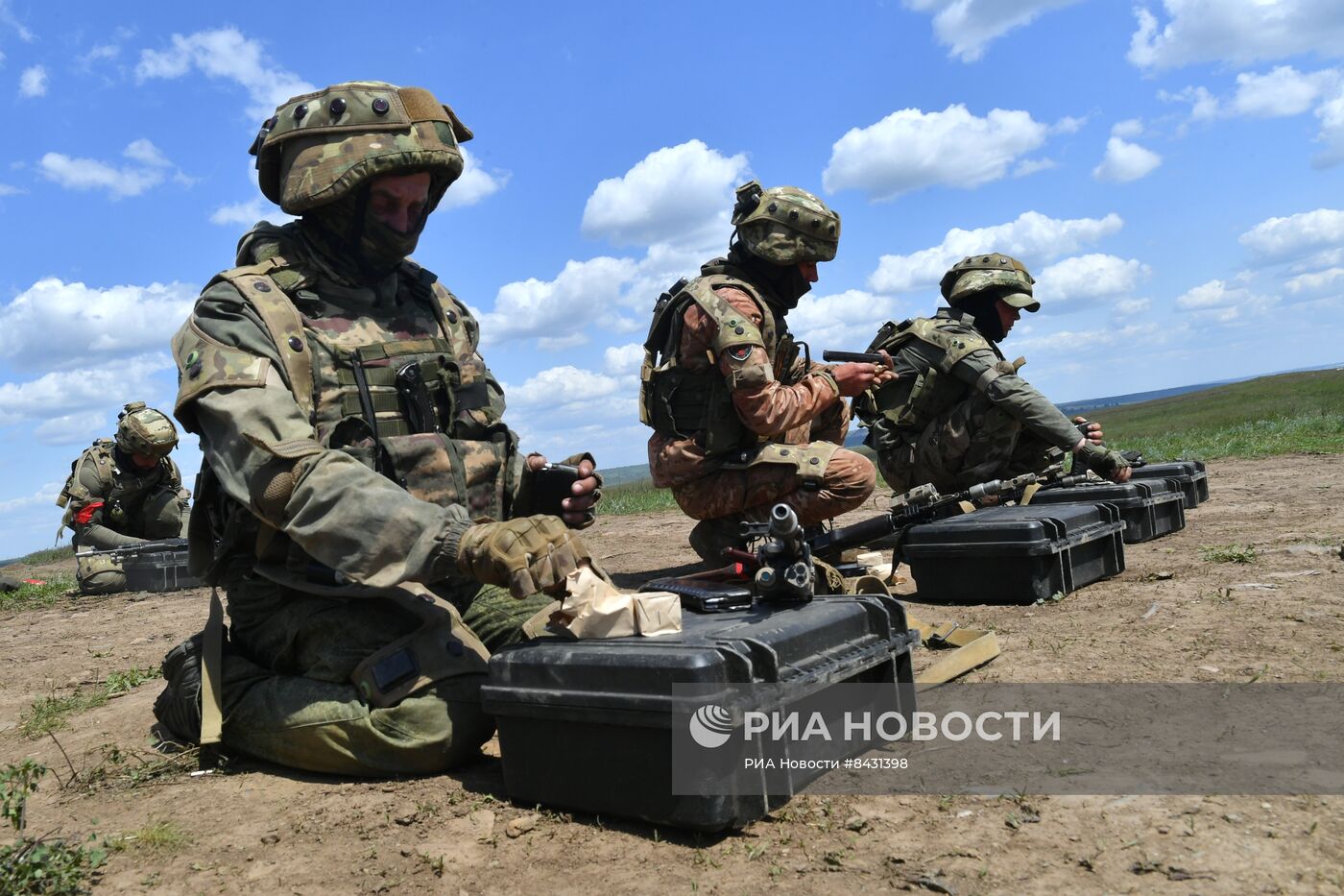 Учение штурмовых групп на полигоне в ЛНР