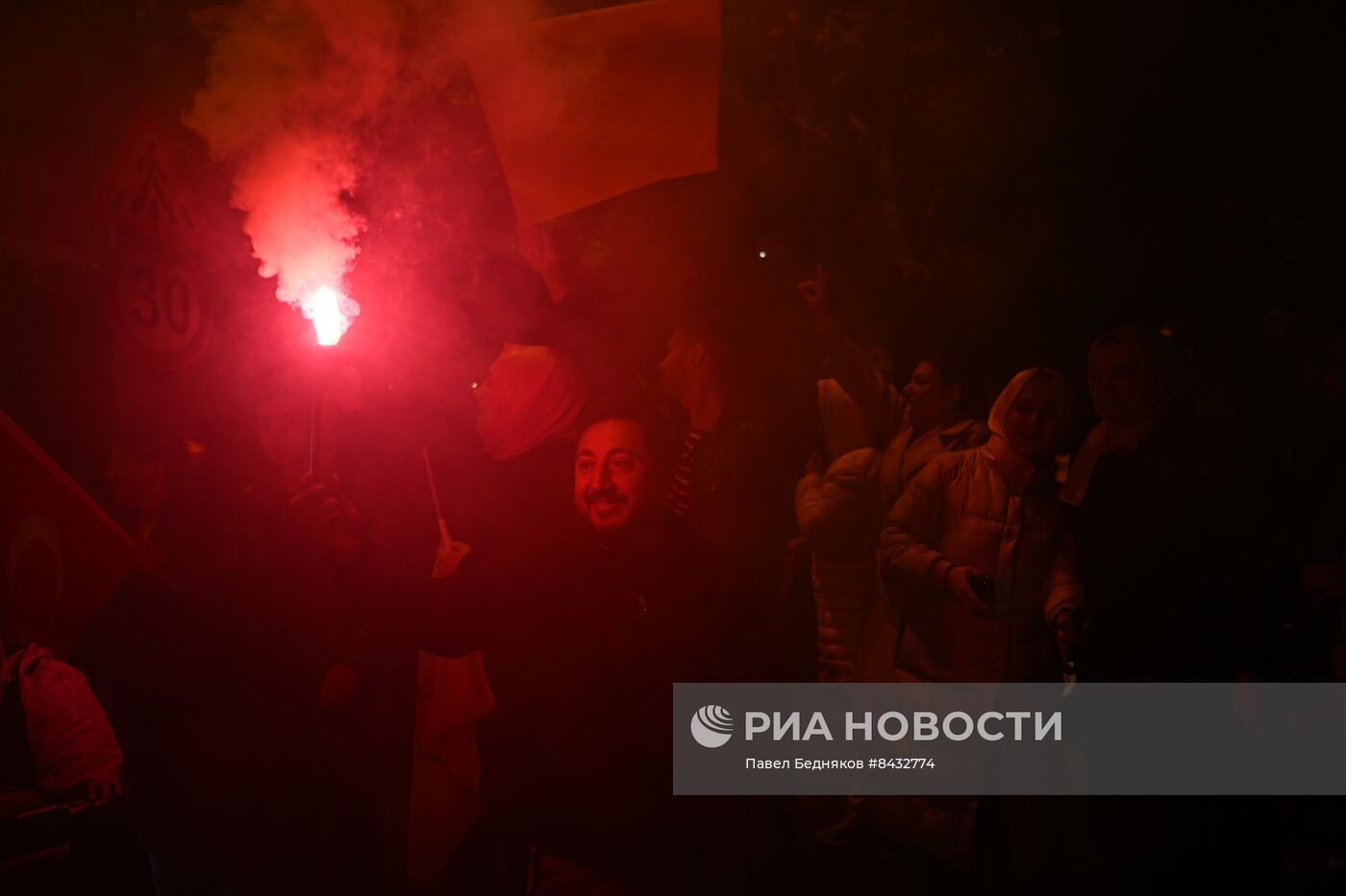 Торжественный митинг сторонников Эрдогана в Стамбуле