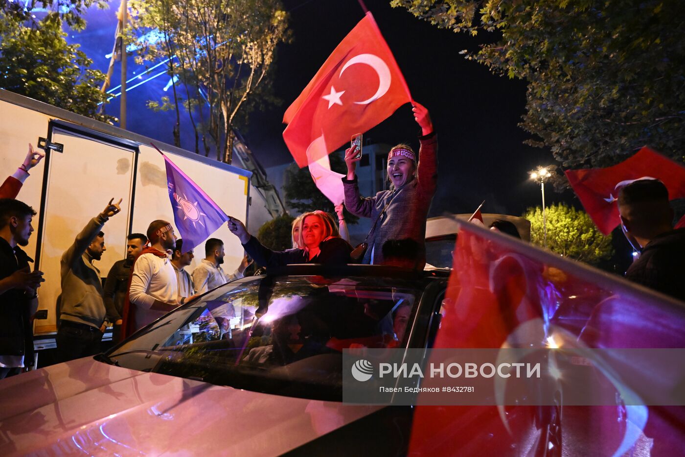 Торжественный митинг сторонников Эрдогана в Стамбуле