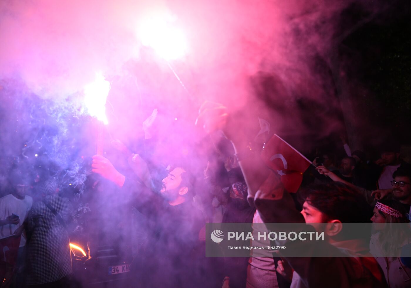 Торжественный митинг сторонников Эрдогана в Стамбуле