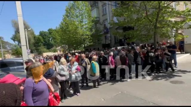 К Конституционному Молдовы пришли люди поддержать оппозиционную партию "Шор"