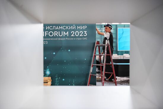 Монтаж стенда на выставке Международного экономического форума "Россия - Исламский мир: KazanForum". Фото могут быть использованы на условиях, указанных в разделе медиабанка, посвященном Форуму. Место: Россия, Республика Татарстан, Казань. Автор: Светлана Шевченко/АНО "Дирекция спортивных и социальных проектов". Подготовка к KAZANFORUM 2023