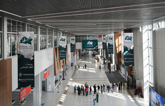 В выставочном центре "Казань Экспо", где пройдет Международный экономический форум "Россия - Исламский мир: KazanForum". Фото могут быть использованы на условиях, указанных в разделе медиабанка, посвященном Форуму. Место: Россия, Республика Татарстан, Казань. Автор: Светлана Шевченко/АНО "Дирекция спортивных и социальных проектов". Подготовка к KAZANFORUM 2023