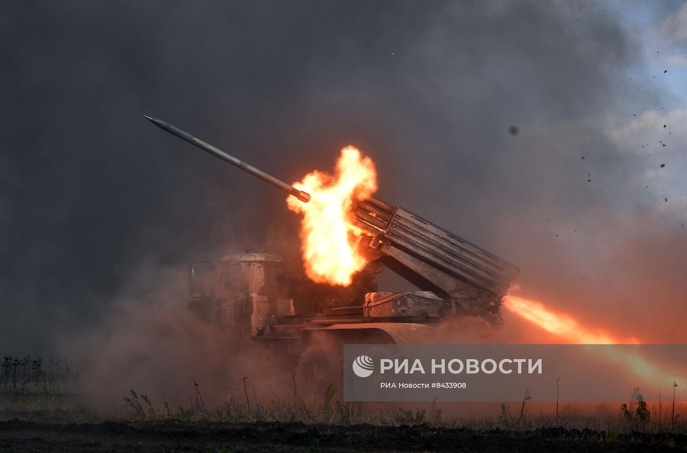 Боевая работа расчетов РСЗО "Торнадо-Г" 1-й гвардейской танковой армии ЗВО в ЛНР