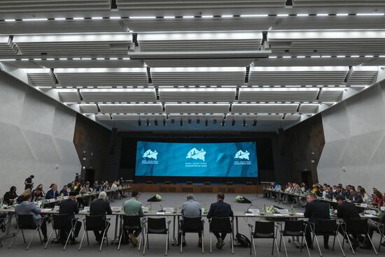 Участники практической конференции "Практики и механика выхода бизнеса на зарубежные рынки" в рамках XIV Международного экономического форума "Россия - Исламский мир: KazanForum". Фото могут быть использованы на условиях, указанных в разделе медиабанка, посвященном Форуму. Место: Россия, Республика Татарстан, Казань. Автор: Евгений Биятов/АНО "Дирекция спортивных и социальных проектов". KAZANFORUM 2023. Практическая конференция "Практики и механика выхода бизнеса на зарубежные рынки"