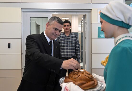 Генеральный директор транспорта и коммуникаций при кабинете министров Туркменистана Мамметхан Чакыев во время церемонии встречи в аэропорту Казани в преддверии Международного экономического форума "Россия - Исламский мир: KazanForum". Фото могут быть использованы при наличии обязательной ссылки на источник. Место: Россия, Республика Татарстан, Казань. Автор: Павел Лисицын/АНО "Дирекция спортивных и социальных проектов". KAZANFORUM 2023. Прилеты гостей