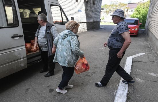 Раздача гуманитарной помощи жителям Бердянска