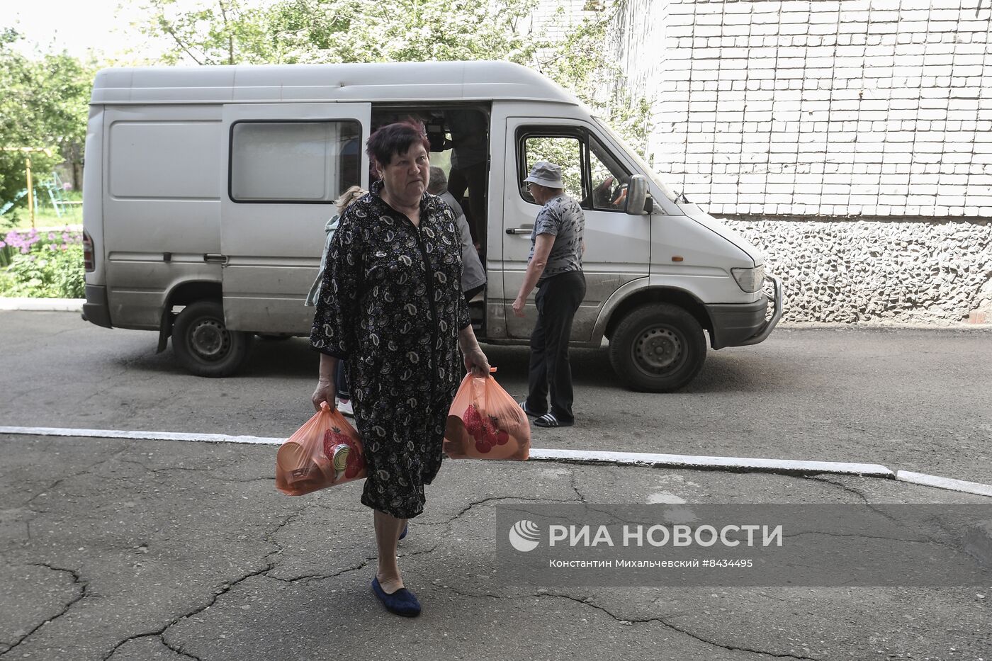 Раздача гуманитарной помощи жителям Бердянска