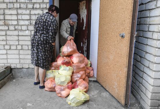 Раздача гуманитарной помощи жителям Бердянска