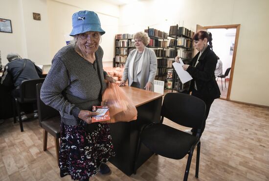 Раздача гуманитарной помощи жителям Бердянска