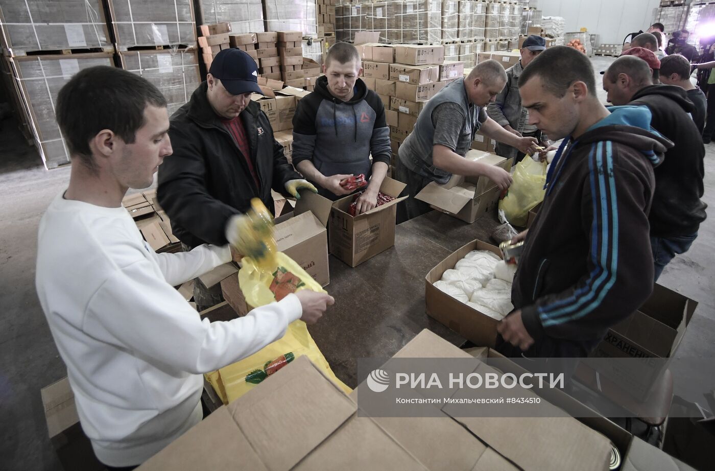 Раздача гуманитарной помощи жителям Бердянска