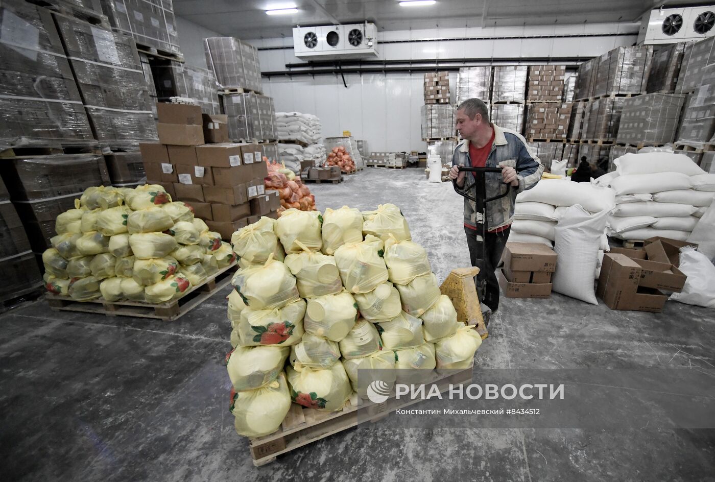 Раздача гуманитарной помощи жителям Бердянска