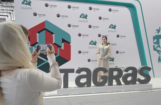 Участница фотографируется на XIV Международном экономическом форуме "Россия - Исламский мир: KazanForum". Фото могут быть использованы на условиях, указанных в разделе медиабанка, посвященном Форуму. Место: Россия, Республика Татарстан, Казань. Автор: Александр Кряжев/АНО "Дирекция спортивных и социальных проектов". KAZANFORUM 2023. Работа форума