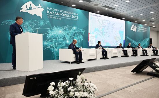 Участники сессии "О развитии международного транспортного коридора "Север-Юг" в рамках XIV Международного экономического форума "Россия - Исламский мир: KazanForum". Фото могут быть использованы при наличии обязательной ссылки на источник. Место: Россия, Республика Татарстан, Казань. Автор: Алексей Майшев/АНО "Дирекция спортивных и социальных проектов". KAZANFORUM 2023. О развитии международного транспортного коридора "Север-Юг"