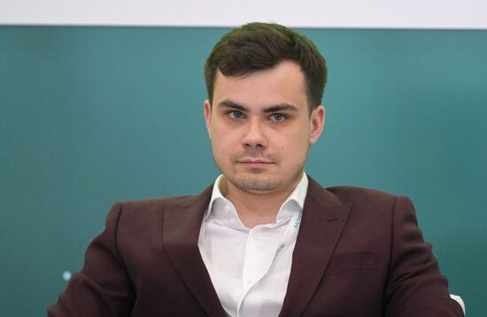 Генеральный директор ООО "Продюсерский центр Михалева" Андрей Михалев на сессии "Кинопроизводство как драйвер экономического развития региона " в рамках XIV Международного экономического форума "Россия - Исламский мир: KazanForum". Фото могут быть использованы на условиях, указанных в разделе медиабанка, посвященном Форуму. Место: Россия, Республика Татарстан, Казань. Автор: Александр Кряжев/АНО "Дирекция спортивных и социальных проектов". KAZANFORUM 2023. Кинопроизводство как драйвер экономического развития региона