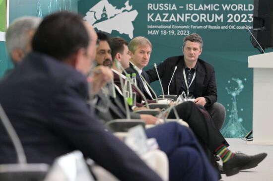 Участники сессии "Кинопроизводство как драйвер экономического развития региона " в рамках XIV Международного экономического форума "Россия - Исламский мир: KazanForum". Фото могут быть использованы на условиях, указанных в разделе медиабанка, посвященном Форуму. Место: Россия, Республика Татарстан, Казань. Автор: Александр Кряжев/АНО "Дирекция спортивных и социальных проектов". KAZANFORUM 2023. Кинопроизводство как драйвер экономического развития региона