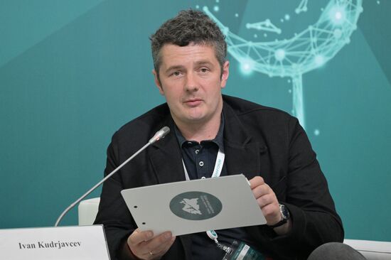 Журналист и продюсер, член Гильдии киноведов и кинокритиков Союза кинематографистов России, академик Национальной академии кинематографических искусств и наук Иван Кудрявцев на сессии "Кинопроизводство как драйвер экономического развития региона " в рамках XIV Международного экономического форума "Россия - Исламский мир: KazanForum". Фото могут быть использованы на условиях, указанных в разделе медиабанка, посвященном Форуму. Место: Россия, Республика Татарстан, Казань. Автор: Александр Кряжев/АНО "Дирекция спортивных и социальных проектов". KAZANFORUM 2023. Кинопроизводство как драйвер экономического развития региона