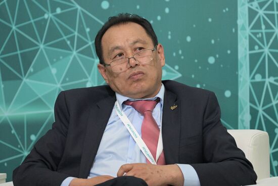 Председатель Союза кинематографистов (Кыргызстан) Таалайбек Кулмендеев на сессии "Кинопроизводство как драйвер экономического развития региона " в рамках XIV Международного экономического форума "Россия - Исламский мир: KazanForum". Фото могут быть использованы на условиях, указанных в разделе медиабанка, посвященном Форуму. Место: Россия, Республика Татарстан, Казань. Автор: Александр Кряжев/АНО "Дирекция спортивных и социальных проектов". KAZANFORUM 2023. Кинопроизводство как драйвер экономического развития региона